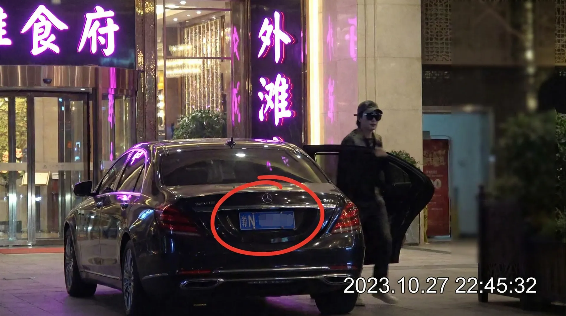 dafabet大發官网 - 豪车餐厅外被拍